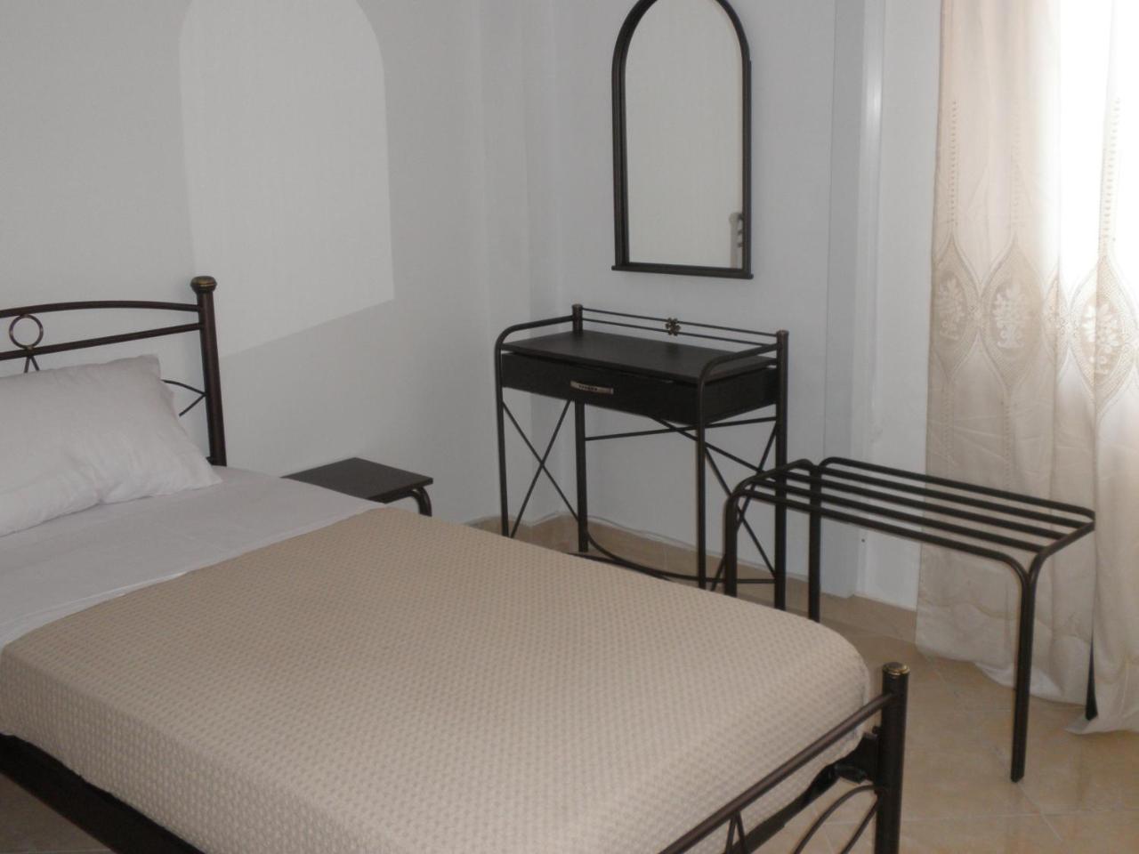 Nikolakakis Rooms Lavrio Exterior photo